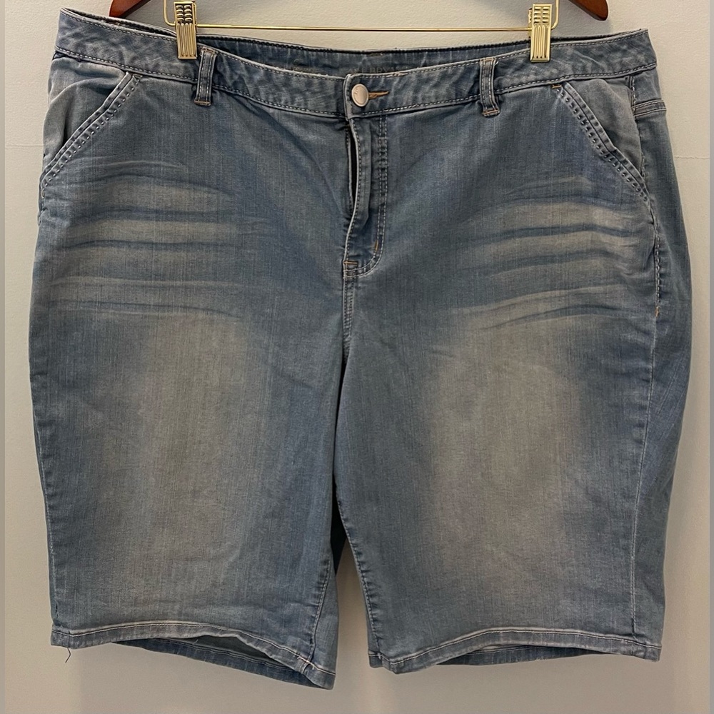 Lane Bryant Women’s Bermuda Shorts. Size 24